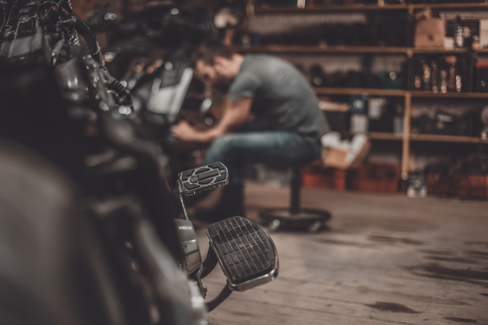 Béquille d'atelier moto : peut-on s'en passer ?