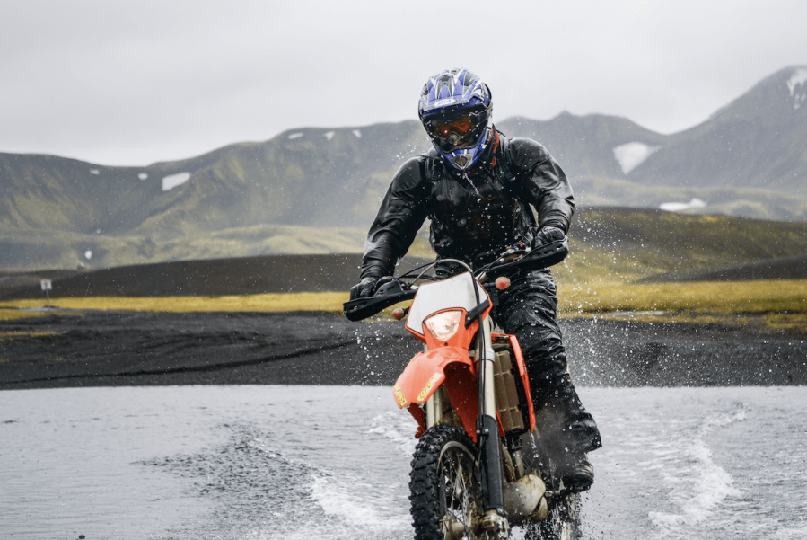 Combinaison de pluie moto : un indispensable en hiver ?