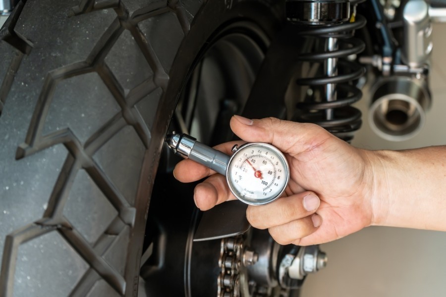 Comment ajuster la pression des pneus sur une moto MT-07 ?