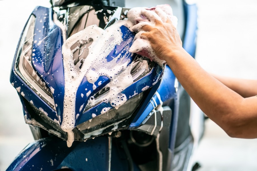 Laver sa moto correctement : nos conseils et astuces !