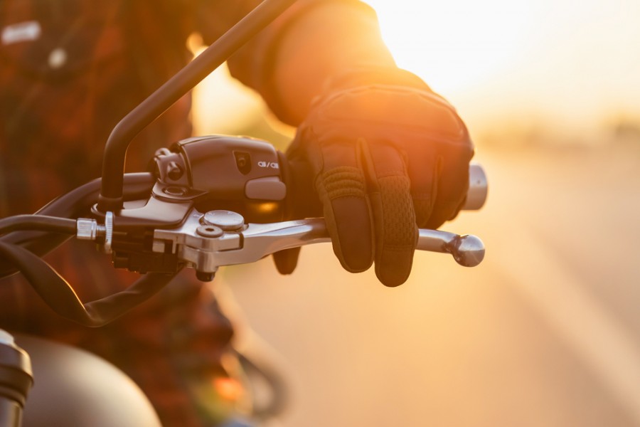 Comment régler le levier d'embrayage de sa moto