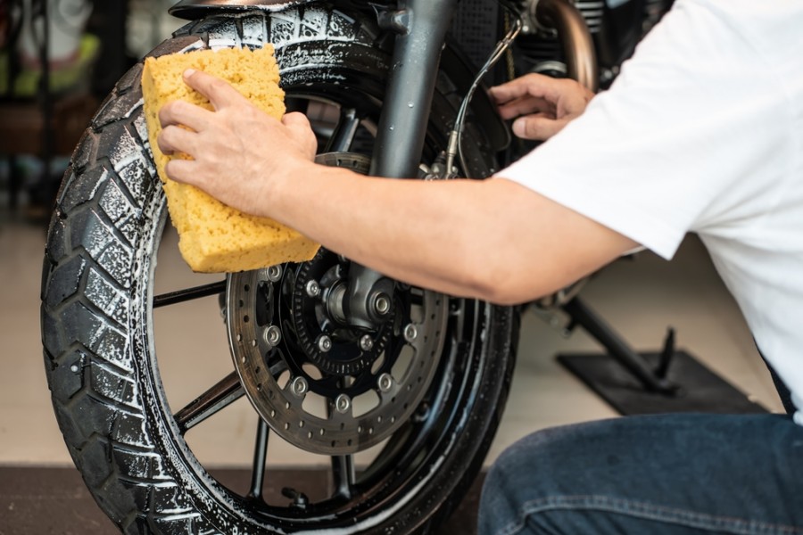 Nettoyer jantes alu : quelle est la méthode pour faire briller sa moto ?