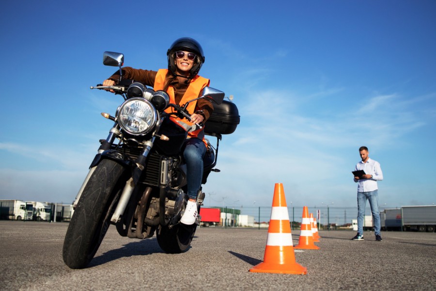 Passer son permis moto en accéléré : est-ce possible et comment ?