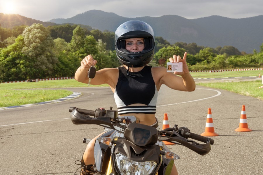 Quelles sont les conditions pour passer le permis moto en accéléré ?